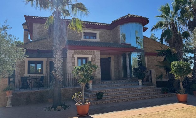 Sale - Finca / Country Property -
Los Montesinos