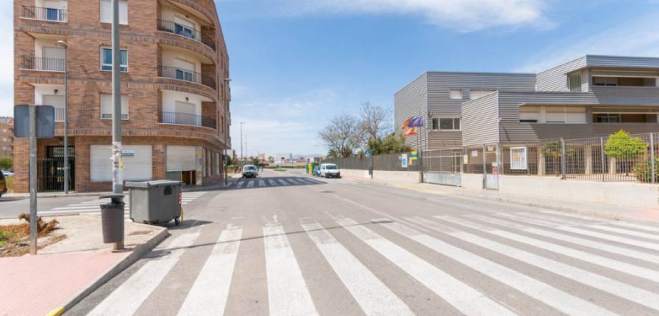 Herverkoop - Commercial Unit -
Almoradi - Estación bus