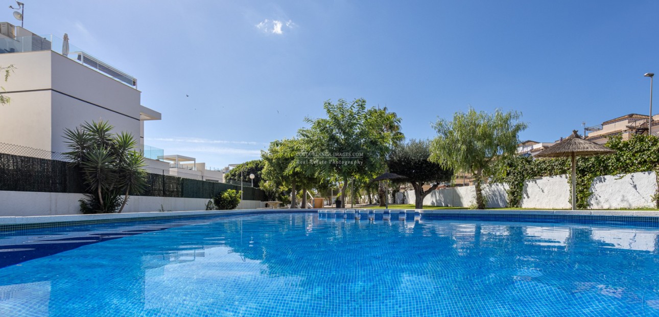 Sale - Town house -
Orihuela Costa - Villamartín