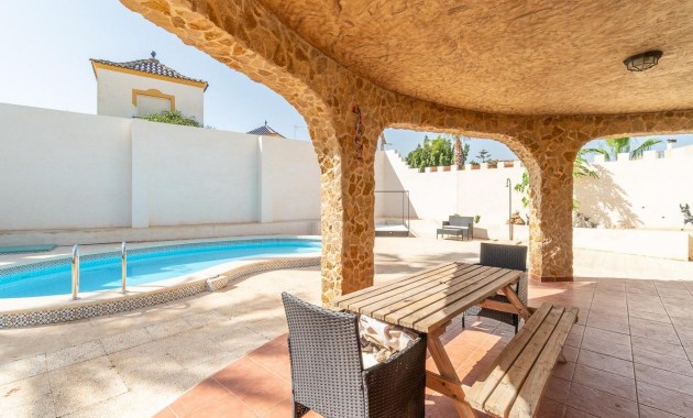 Sale - Villa -
Torrevieja - Los altos