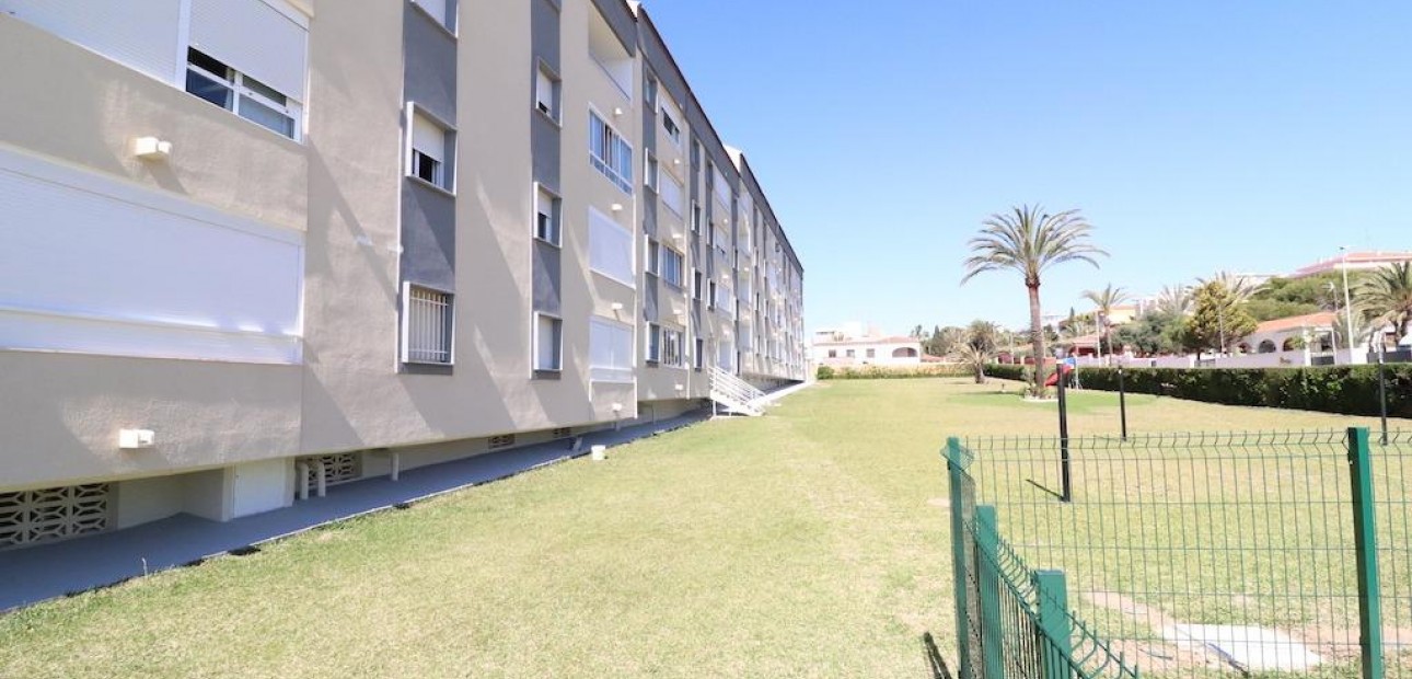 Sale - Apartment / flat -
Torrevieja - Punta prima