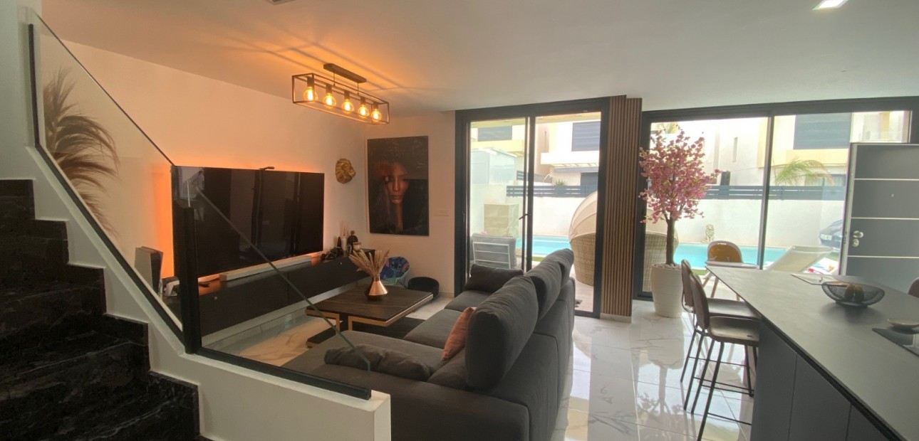 Sale - Villa -
Los Montesinos - La Herrada