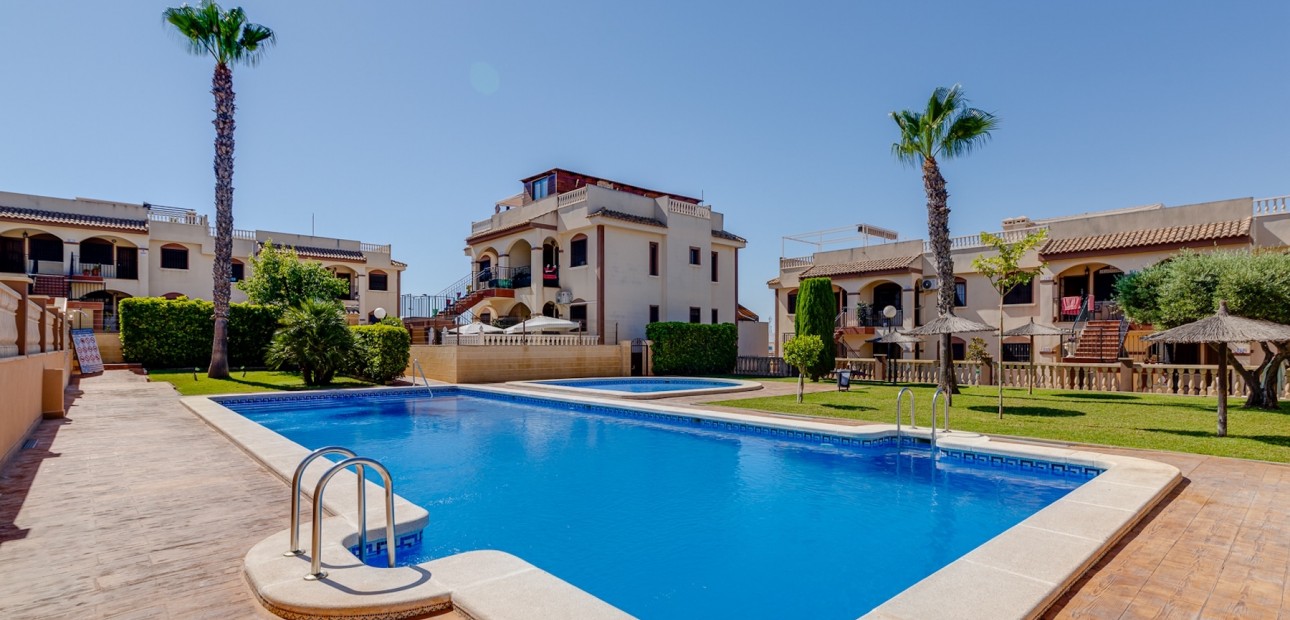 Sale - Bungalow -
Torrevieja - Sector 25