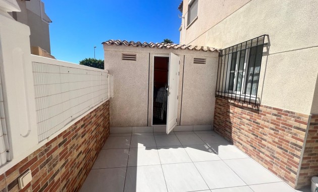 Sale - Bungalow -
Orihuela Costa - Los Dolses