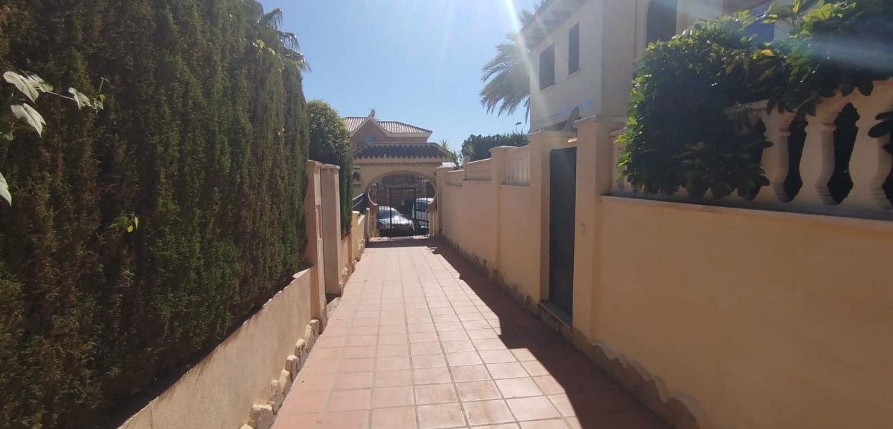 Sale - Bungalow -
Torrevieja - Torreblanca