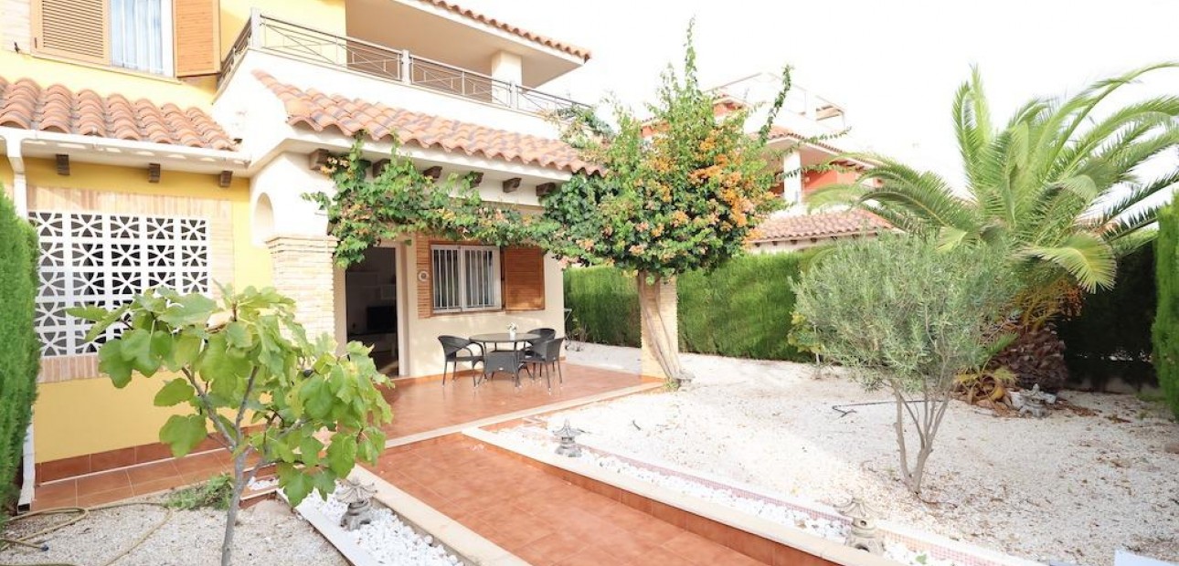 Venta - Terraced house -
Orihuela Costa - Punta Prima