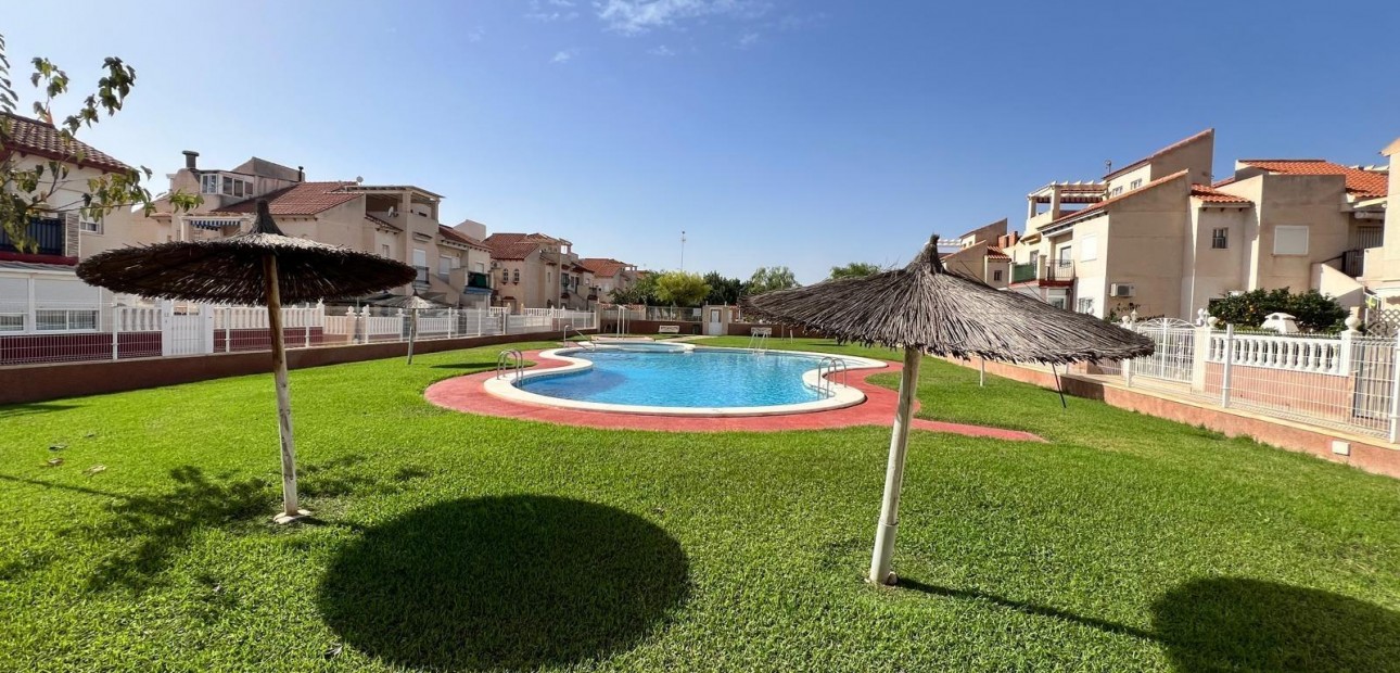 Venta - Bungalow -
Orihuela Costa - La Zenia