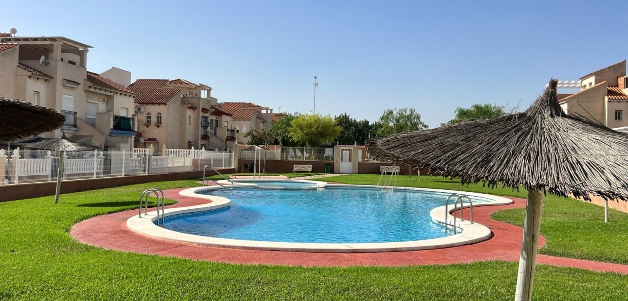 Venta - Bungalow -
Orihuela Costa - La Zenia