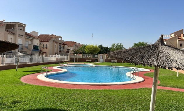 Venta - Bungalow -
Orihuela Costa - La Zenia