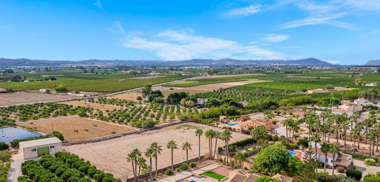 Venta - Finca / Country Property -
Rafal