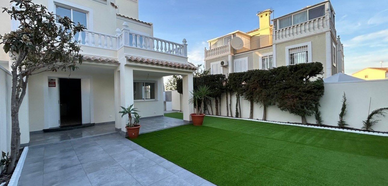 Sale - Terraced house -
Torrevieja - Parque las naciones