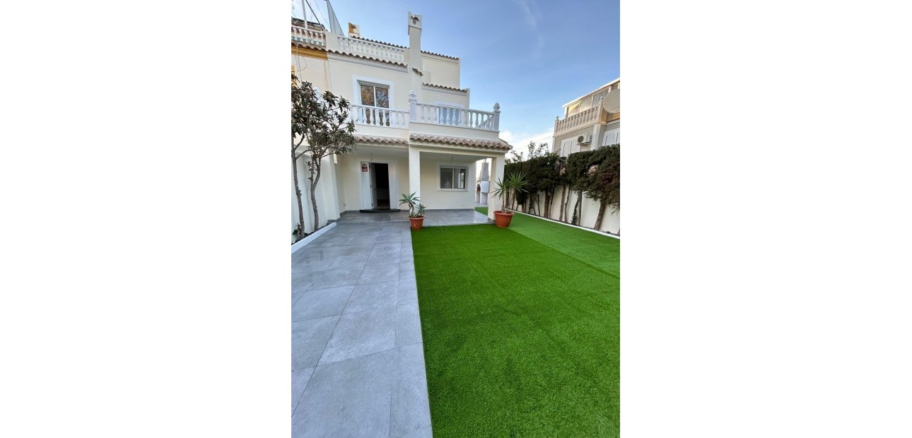 Sale - Terraced house -
Torrevieja - Parque las naciones