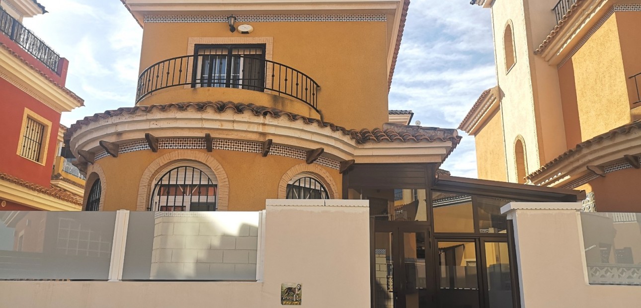 Sale - Villa -
Los Montesinos - La herrada