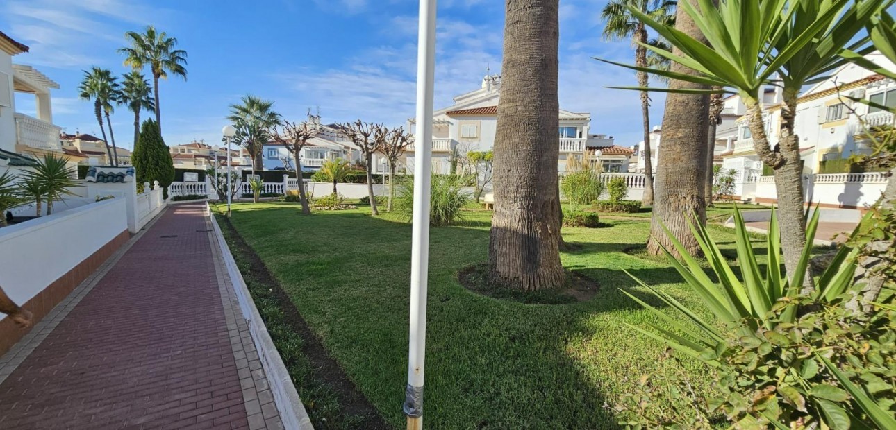 Herverkoop - duplex -
Orihuela Costa - Punta Prima