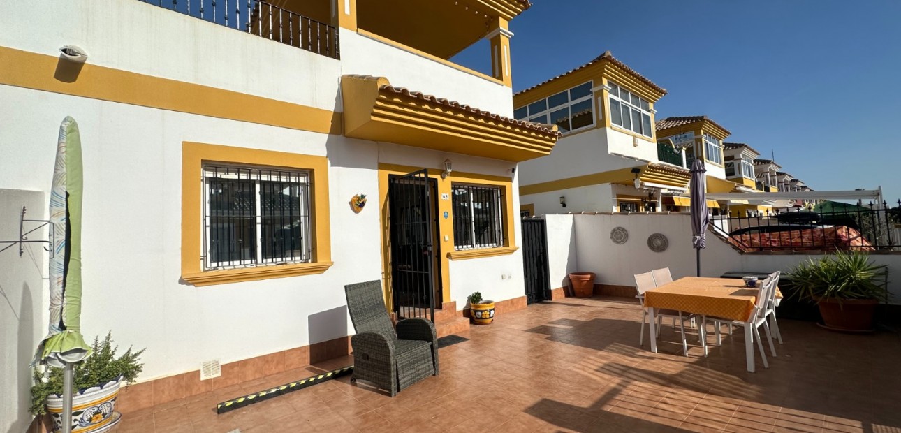 Sale - Town house / semi detached -
Orihuela - Entre Naranjos Vistabella