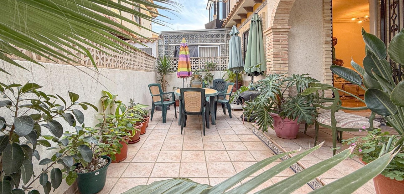 Sale - Villa -
Torrevieja - Las calas