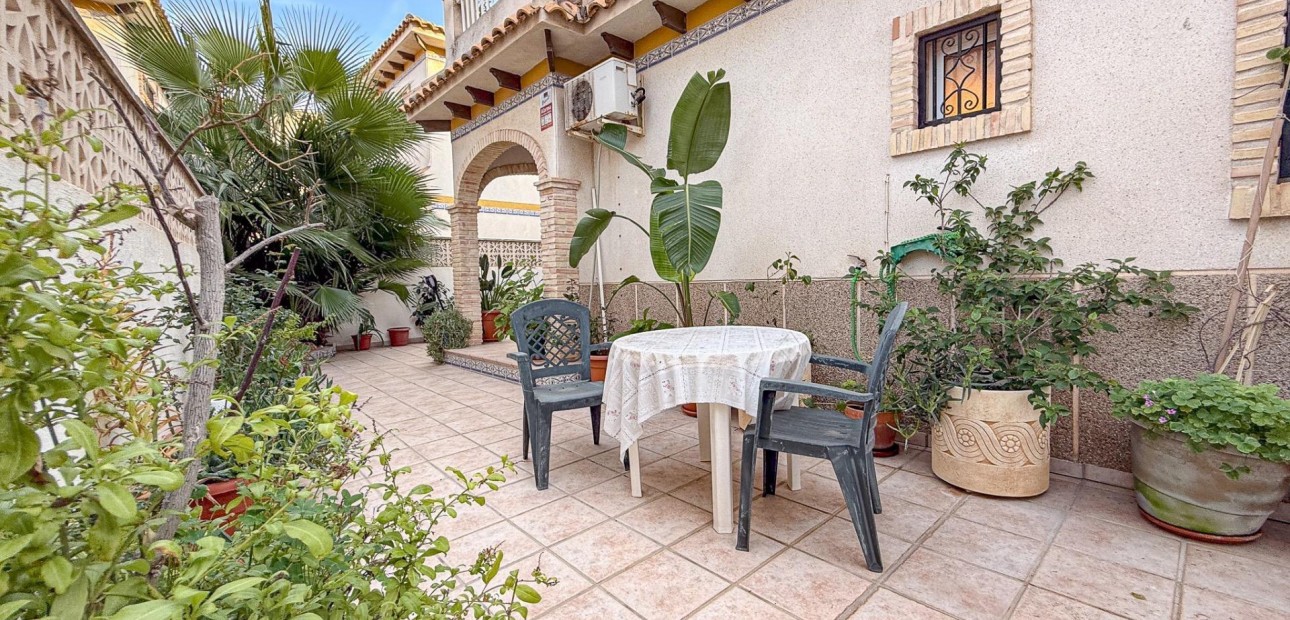 Sale - Villa -
Torrevieja - Las calas