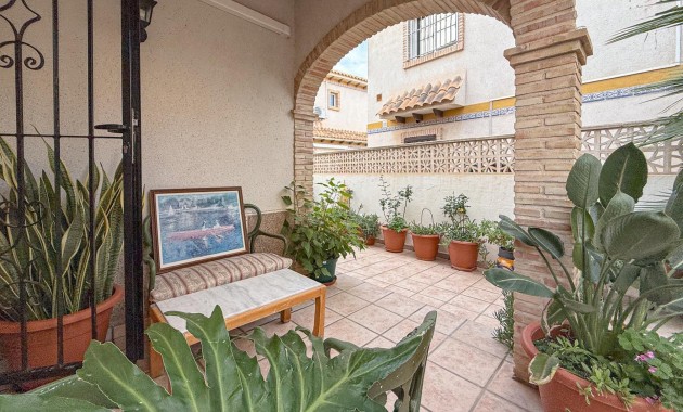 Sale - Villa -
Torrevieja - Las calas