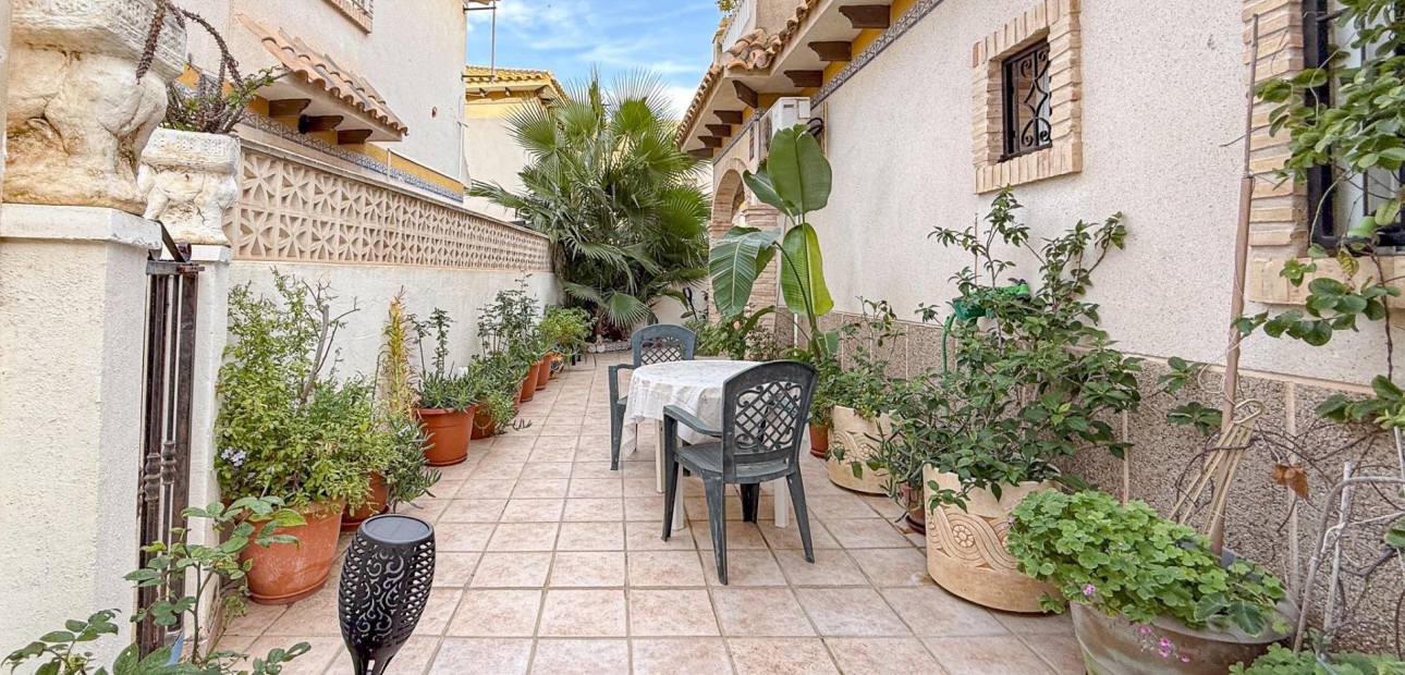 Sale - Villa -
Torrevieja - Las calas