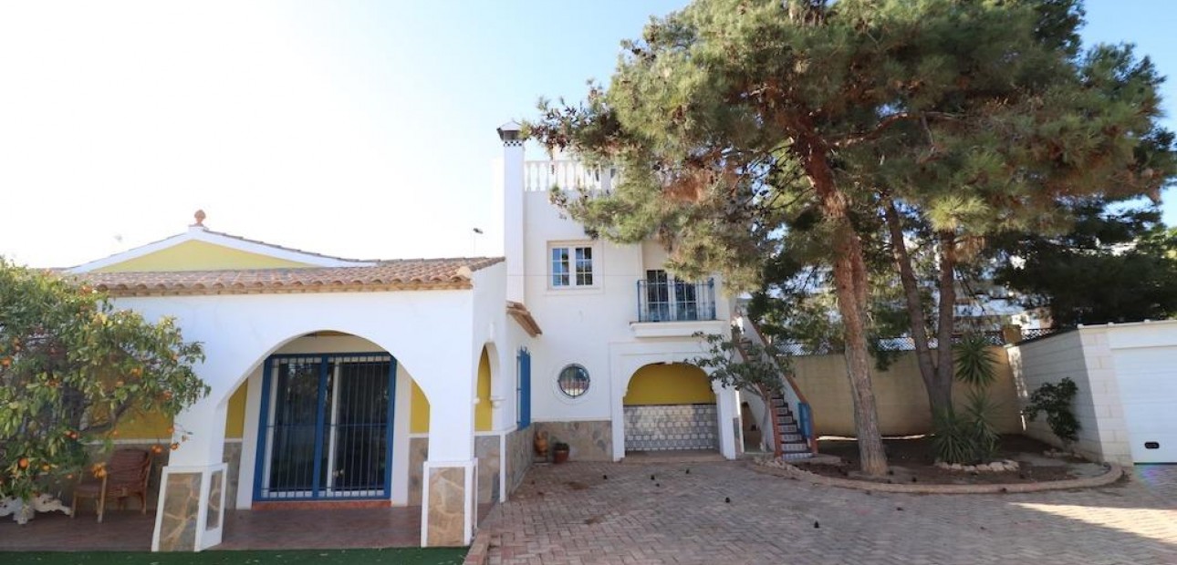 Sale - Villa -
Orihuela Costa - Los Dolses