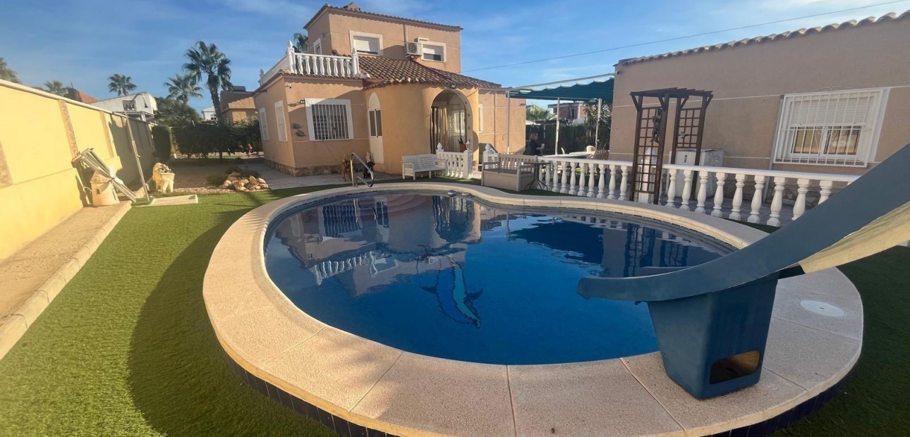 Sale - Villa -
Torrevieja - San luis