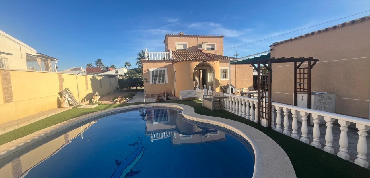 Sale - Villa -
Torrevieja - San luis