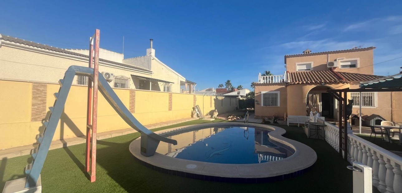 Sale - Villa -
Torrevieja - San luis