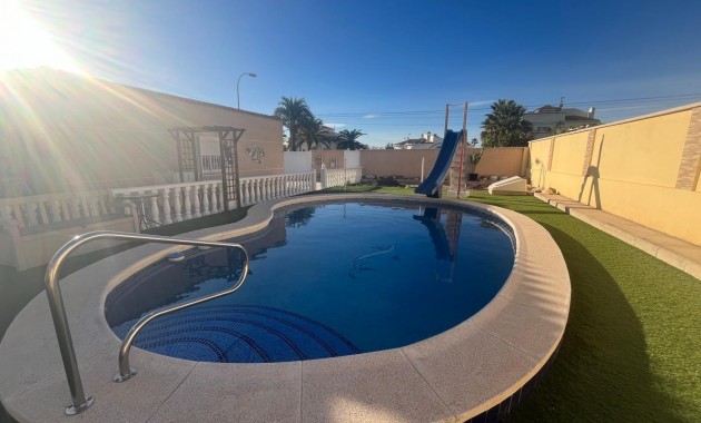 Sale - Villa -
Torrevieja - San luis