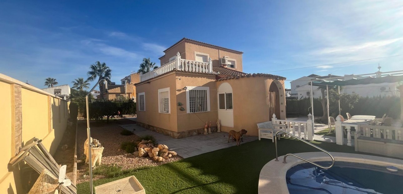 Sale - Villa -
Torrevieja - San luis