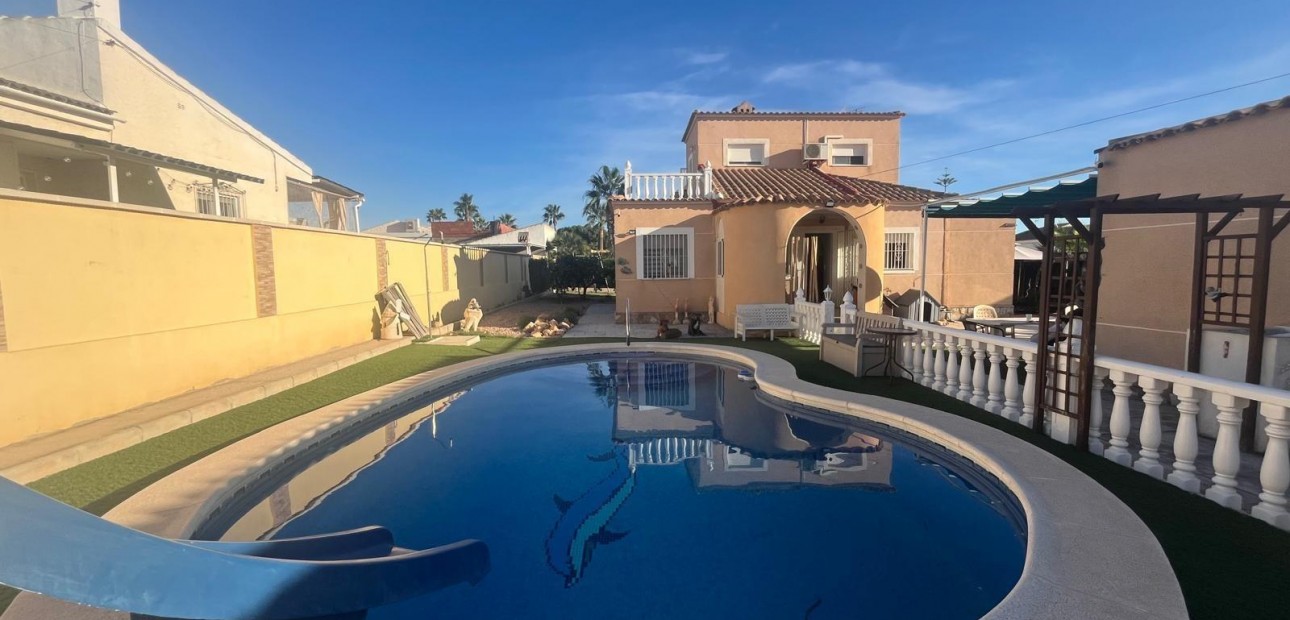 Sale - Villa -
Torrevieja - San luis