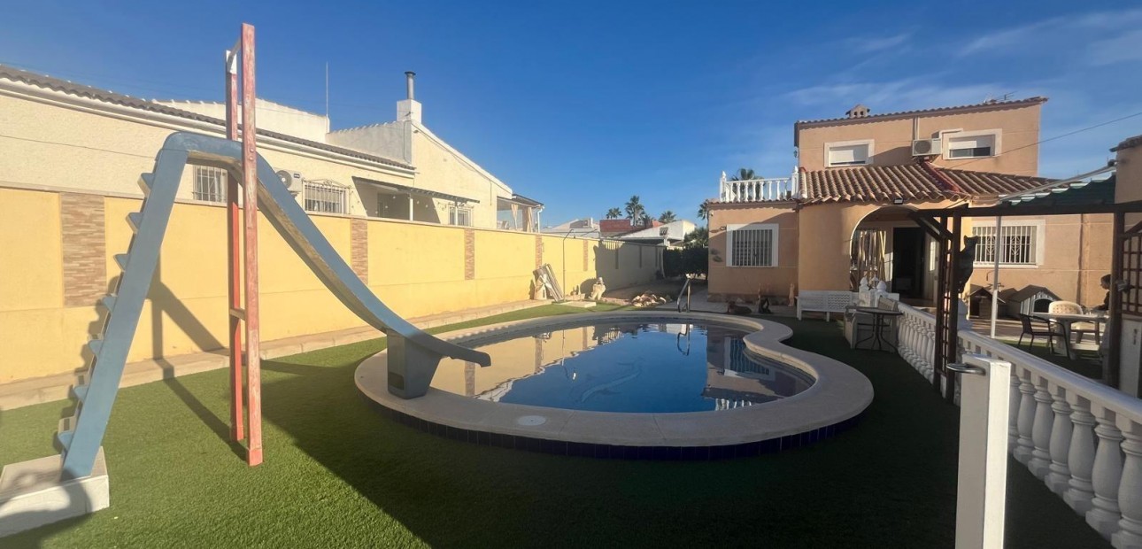 Sale - Villa -
Torrevieja - San luis