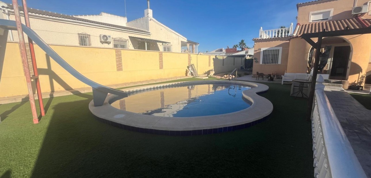 Sale - Villa -
Torrevieja - San luis