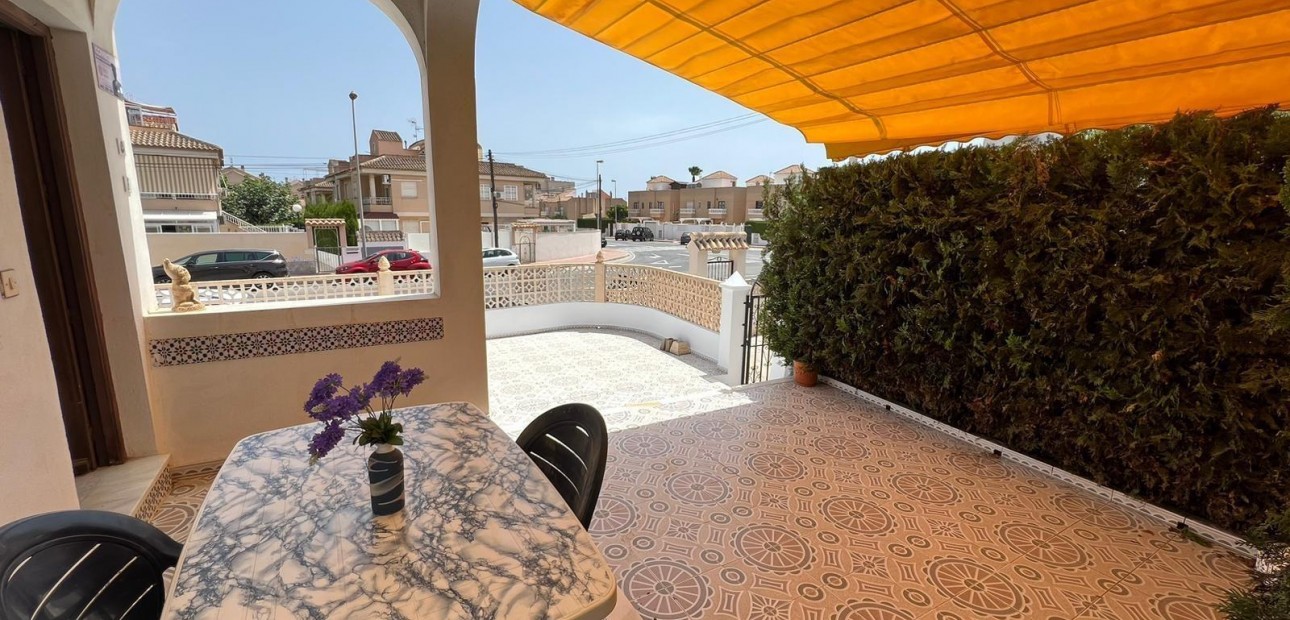 Sale - Bungalow -
Torrevieja - Aguas nuevas 2