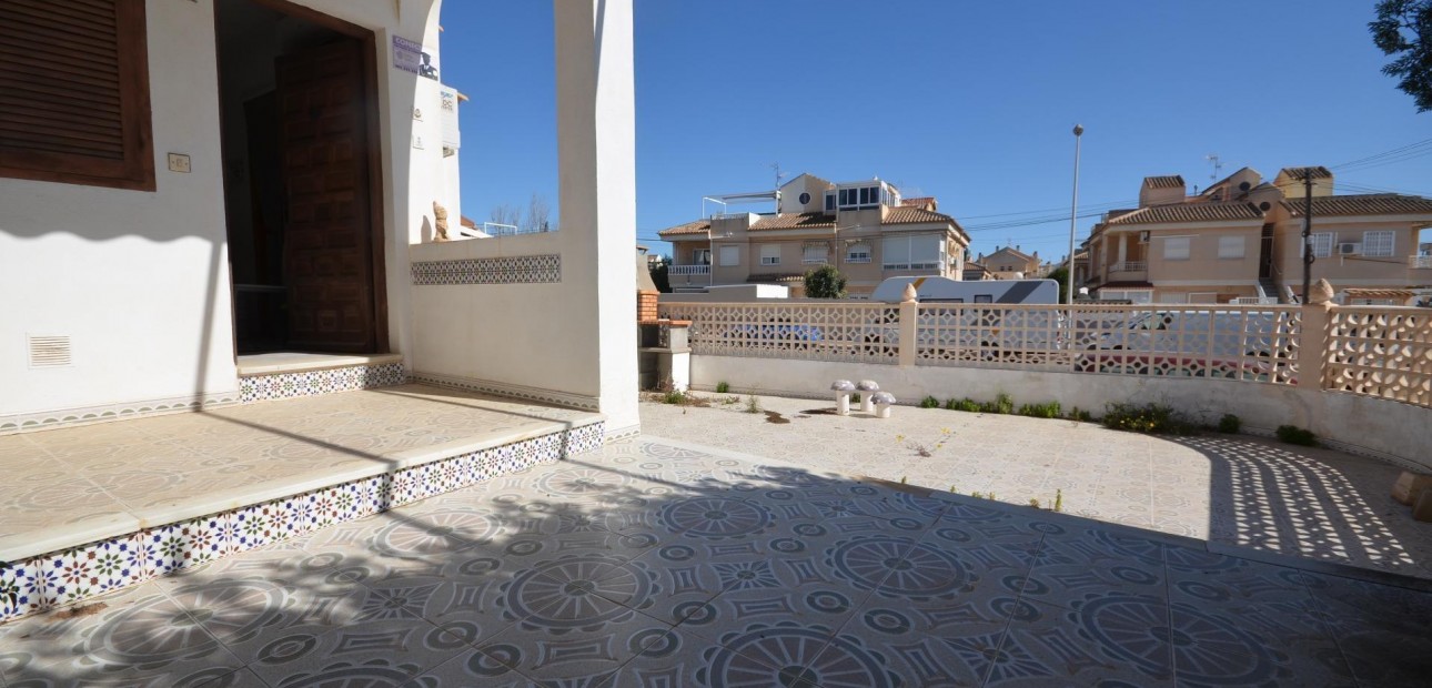 Sale - Bungalow -
Torrevieja - Aguas nuevas 2