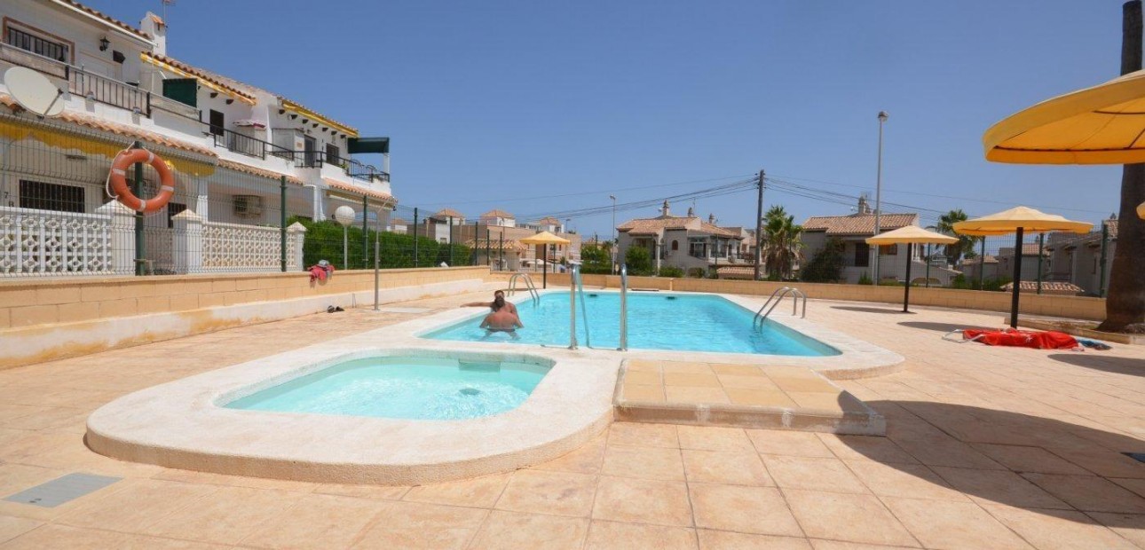 Sale - Bungalow -
Torrevieja - Aguas nuevas 2