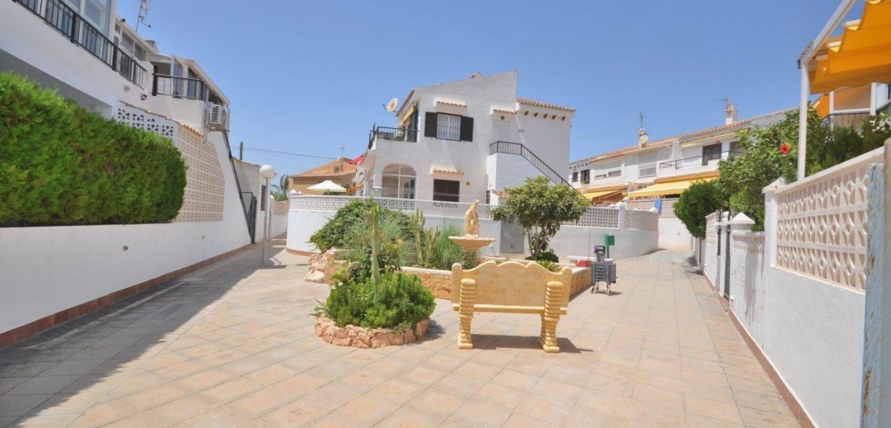 Sale - Bungalow -
Torrevieja - Aguas nuevas 2