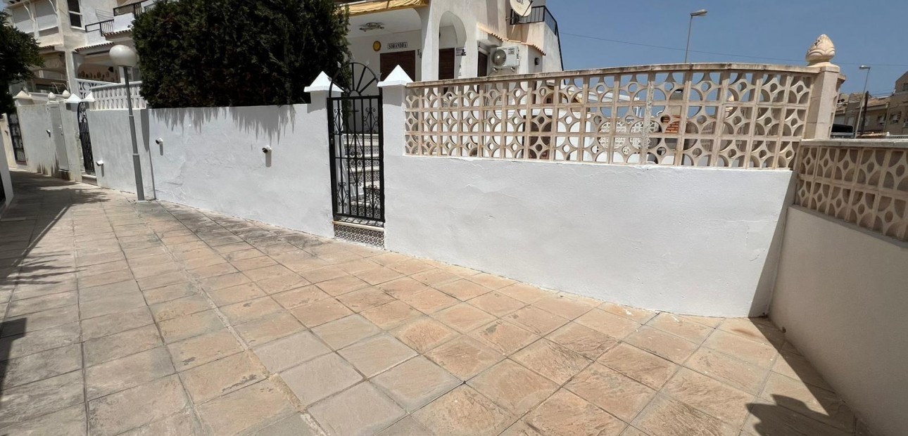 Sale - Bungalow -
Torrevieja - Aguas nuevas 2