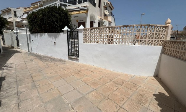 Sale - Bungalow -
Torrevieja - Aguas nuevas 2