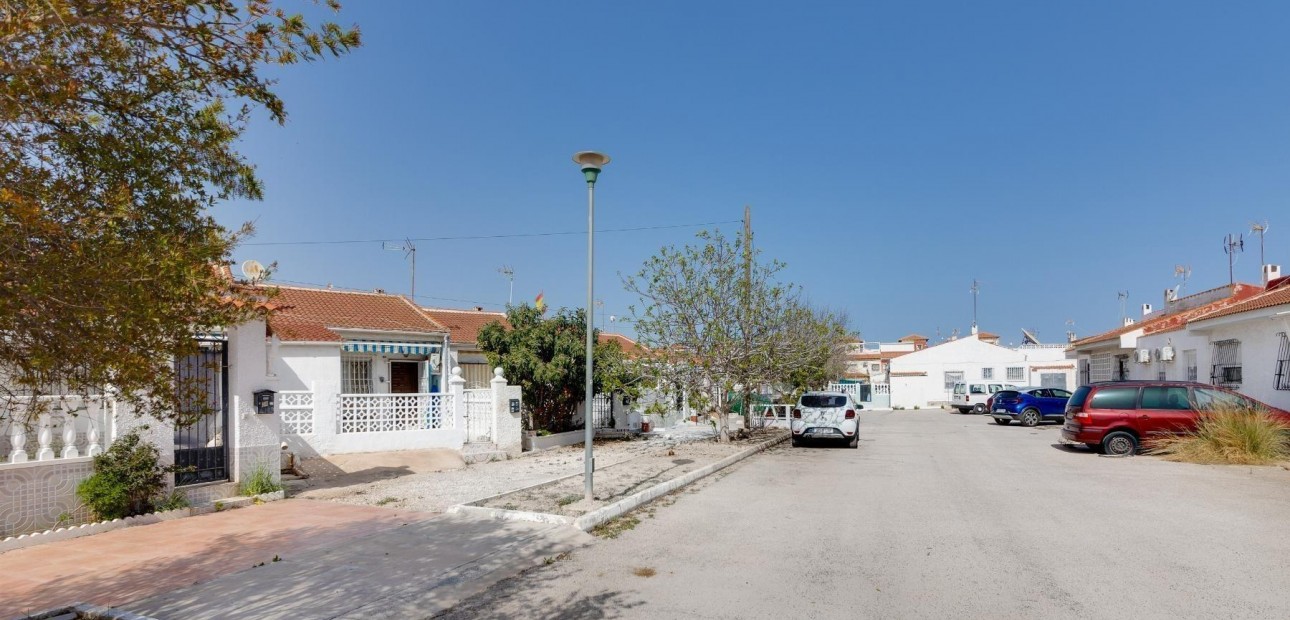 Sale - Bungalow -
Torrevieja - Torretas