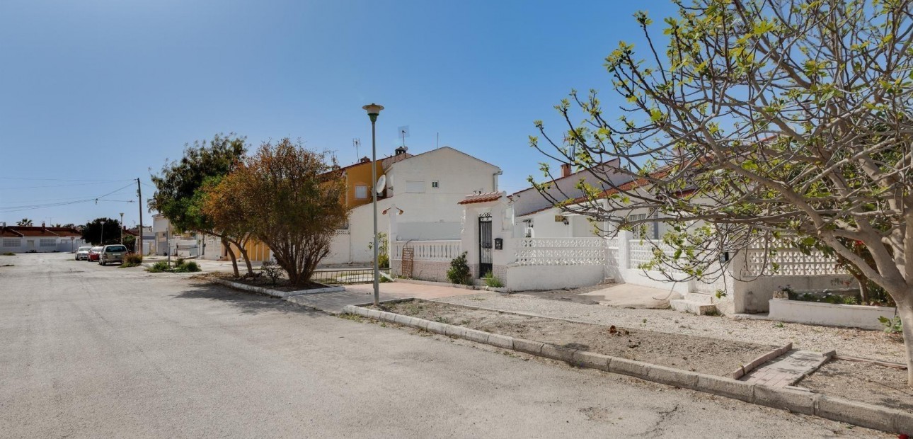 Sale - Bungalow -
Torrevieja - Torretas