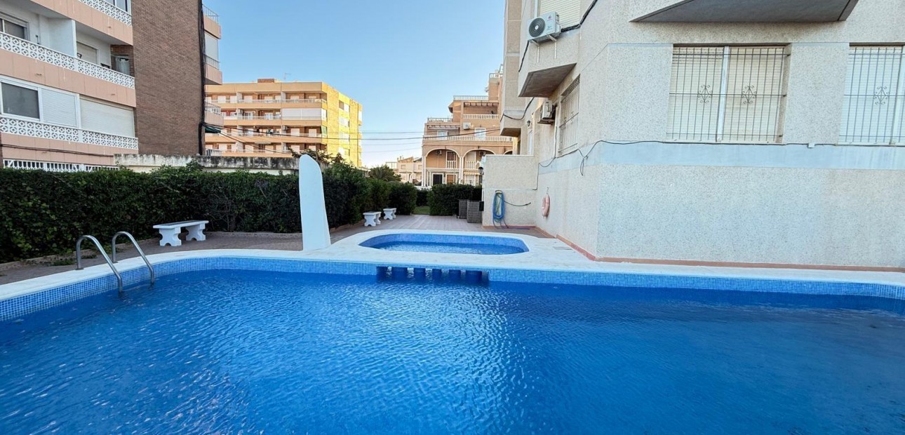 Sale - Apartment / flat -
Torrevieja - Punta prima