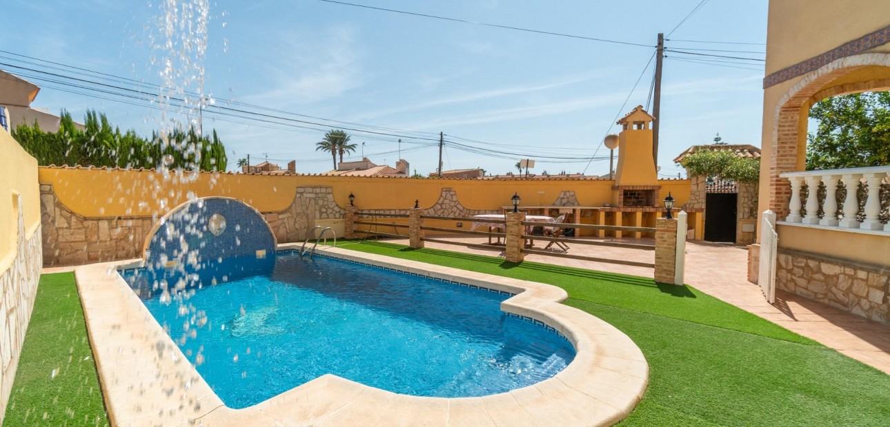 Sale - Villa -
Orihuela Costa - Las Mimosas