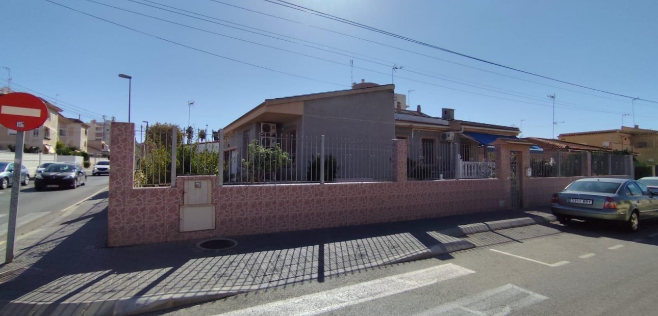 Sale - Bungalow -
Orihuela Costa - Los Altos