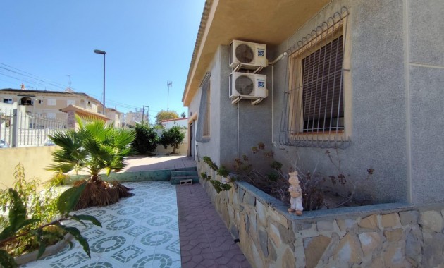 Sale - Bungalow -
Orihuela Costa - Los Altos