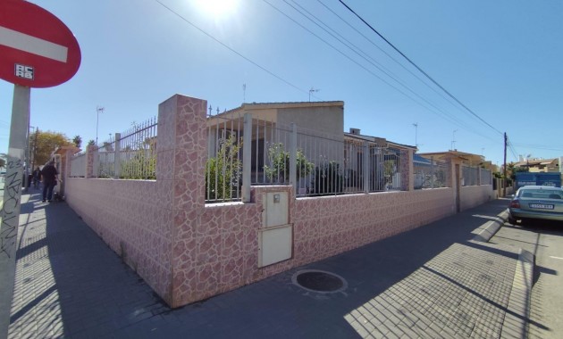 Sale - Bungalow -
Orihuela Costa - Los Altos