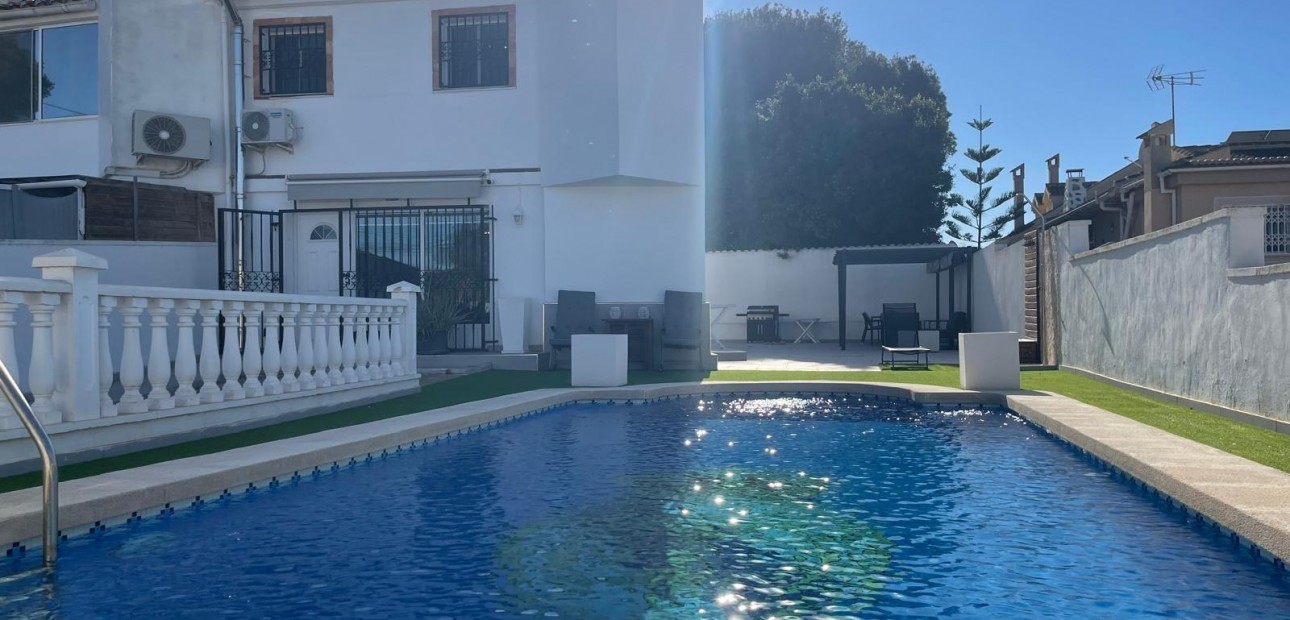 Sale - Villa -
Torrevieja - Los Balcones - Los Altos del Edén