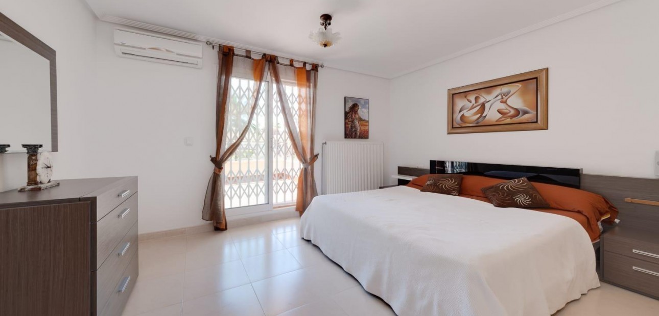 Sale - Villa -
Orihuela Costa - Punta Prima