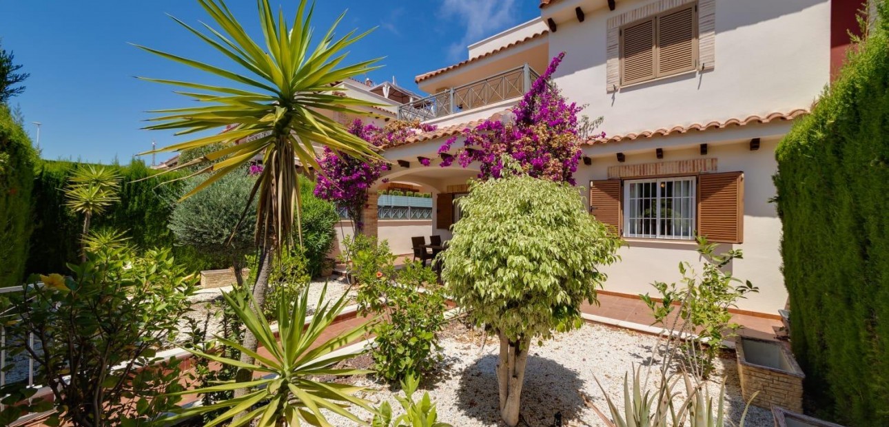 Sale - Villa -
Orihuela Costa - Punta Prima