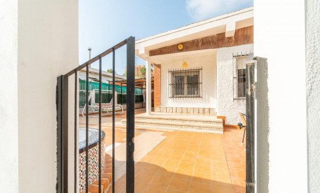 Herverkoop - Villa -
Torrevieja - Aguas nuevas 1