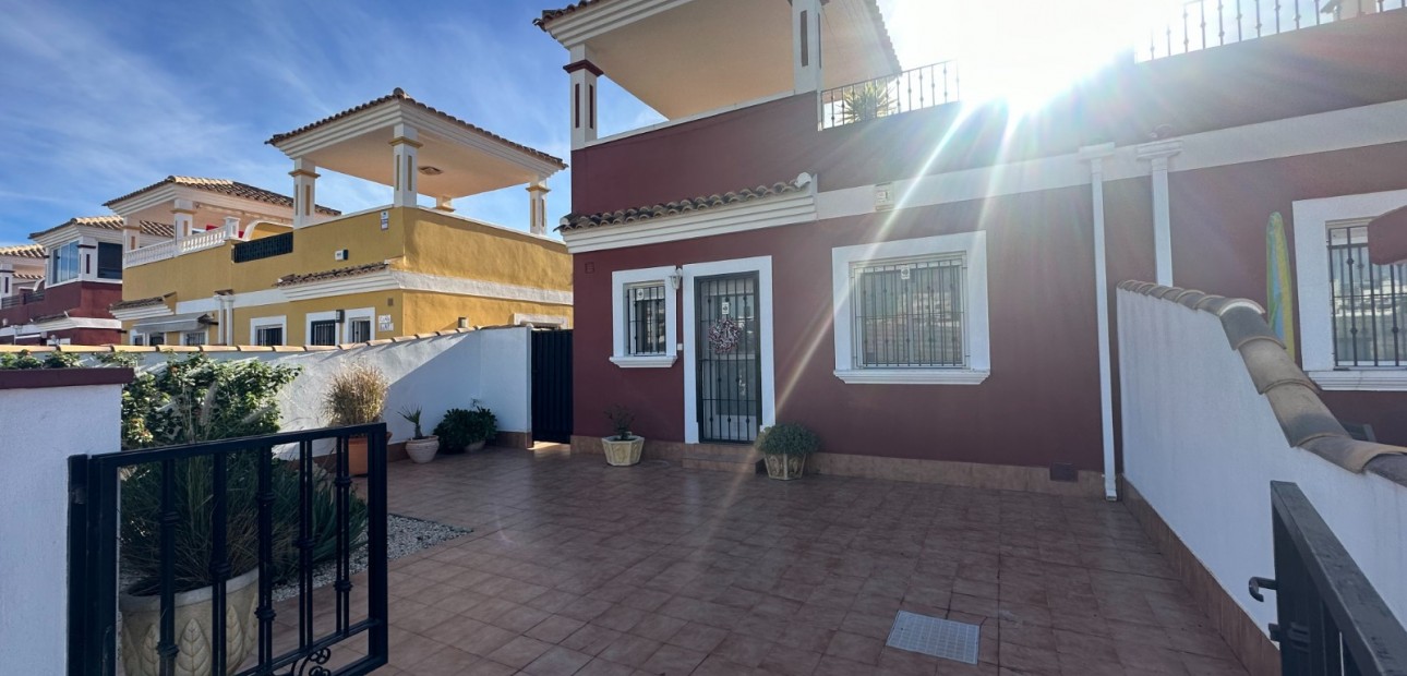 Herverkoop - Town house / semi detached -
Orihuela - Entre Naranjos Vistabella